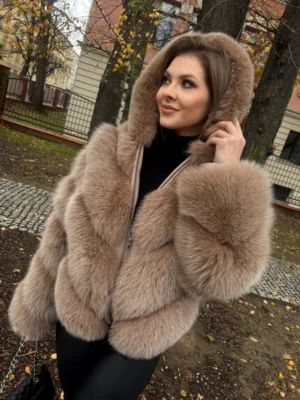 Jasno brązowe futro z lisa fińskiego i skóry jagnięcej