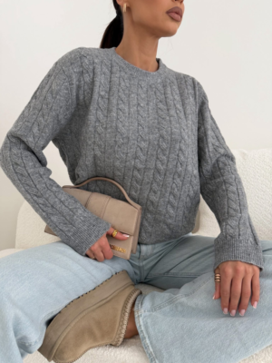 Szary sweter warkoczowy