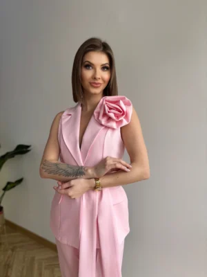 Elegancki komplet różowy z różą – kamizelka i spodnie