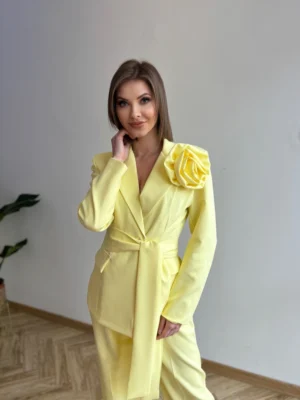 Elegancki komplet damski żółty z różą