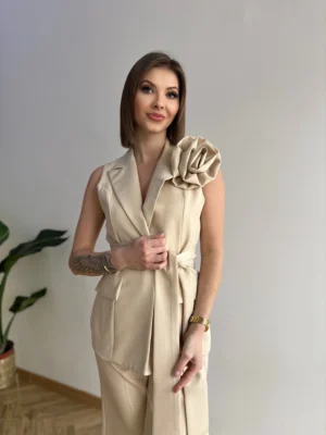 Elegancki komplet beżowy z różą – kamizelka i spodnie